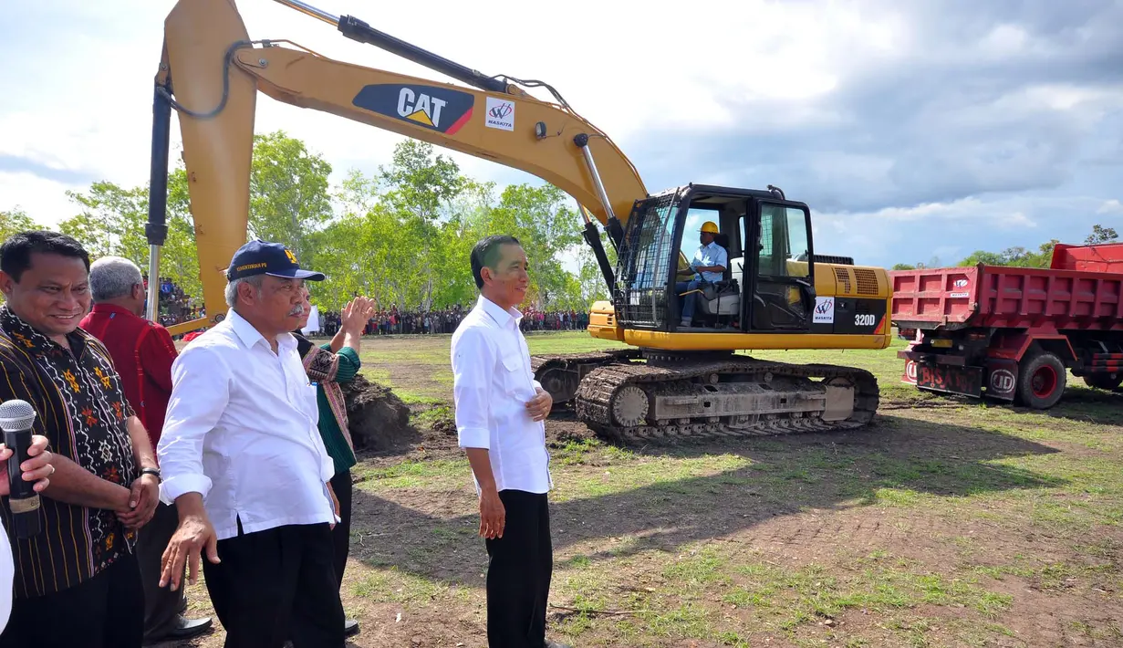 Presiden Joko Widodo melihat-lihat keadaan di sekitar Bendungan Raknamo di Nusa Tenggara Timur, Sabtu (20/12/2014). (Rumgapres/Agus Suparto)
