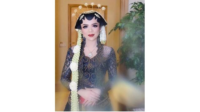 Makeup resepsi Raiyah menggunakan adat Jawa, ia terlihat makin memesona.