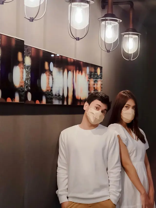 7 Potret Raditya Dika dan Anissa Aziza saat Pakai Baju Couple, Serasi