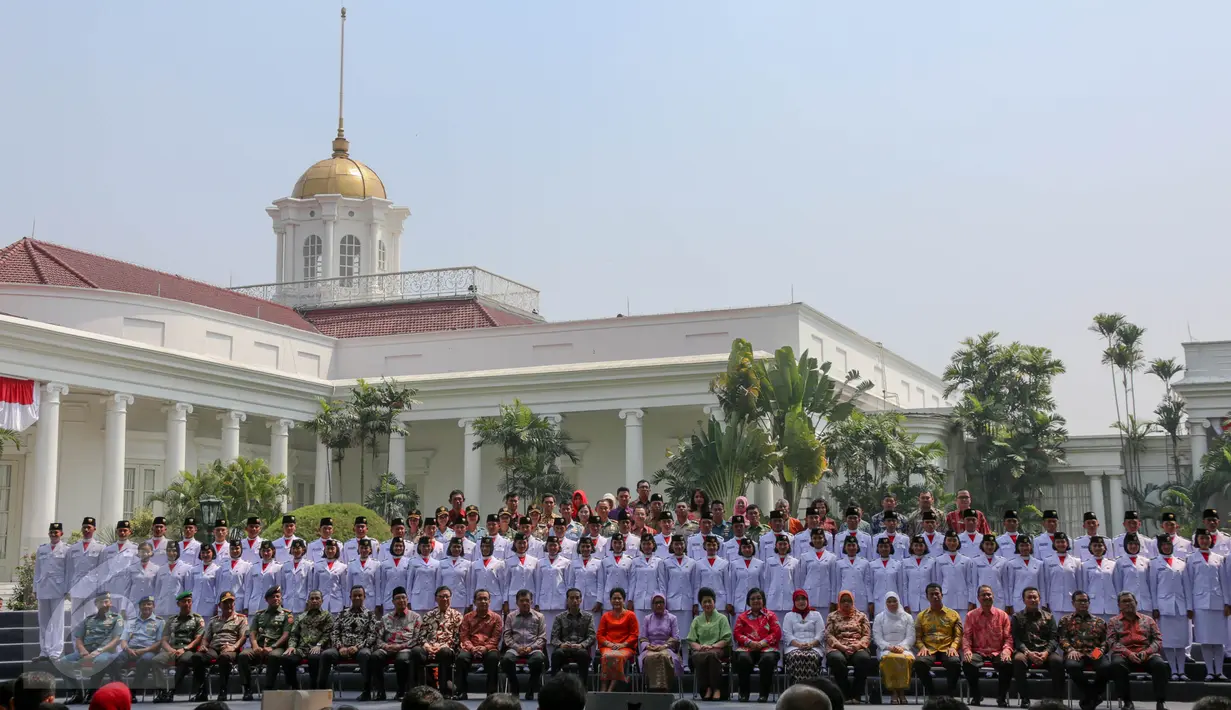 Presiden Jokowi berfoto bersama para anggota Paskibraka saat acara silaturahmi di halaman belakang Istana Bogor, Selasa (18/8/2015). Silaturahmi ini berkaitan peringatan kemerdekaan HUT RI ke-70 di Istana Merdeka Jakarta.(Liputan6.com/Faizal Fanani)