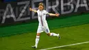 Gelandang Islandia, Birkir Bjarnason melakukan selebrasi usai mencetak gol kegawang Portugal pada laga Grup F Piala Eropa di Stade Geoffroy-Guichard, Prancis, Selasa (14/6). Islandia berhasil tahan imbang Portugal 1-1. (REUTERS/Max Rossi)
