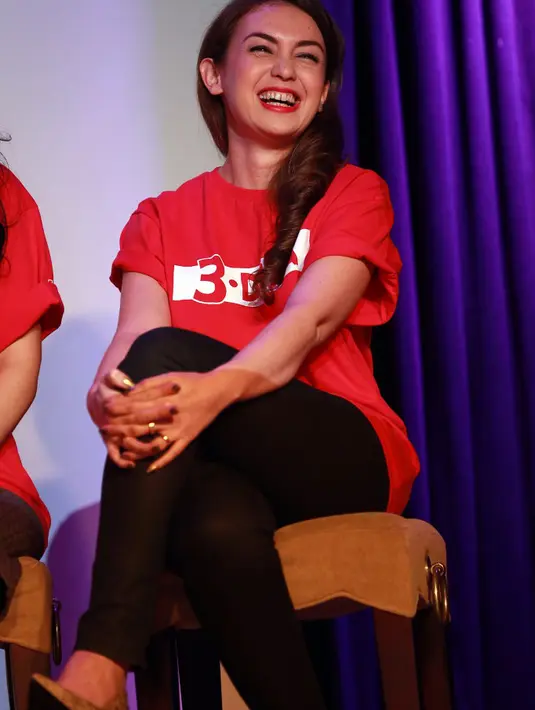 Mereka tak mau momongan yang belum hadir menjadi beban tersendiri. 'Iya dong, selalu (pacaran),' ujar Rianti. (Deki Prayoga/Bintang.com)