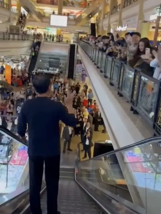 Jokowi pun memadukannya dengan celana panjang hitam dan sneakers warna serasi. Kedatangan beliau pun mendapat antusiasme yang tinggi dari masyarakat Brunei. [@jokowi]