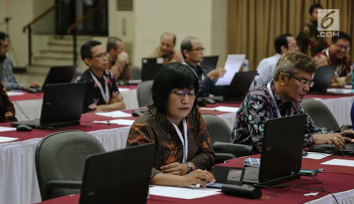 Peserta bersiap mengikuti tes profile assessment seleksi calon pimpinan (capim) KPK di Gedung Lemhanas, Jakarta, Kamis (8/8/2019). Sebanyak 40 orang capim KPK menjalani tes profile assessment selama dua hari yakni 8-9 Agustus 2019. (Liputan6.com/Faizal Fanani)