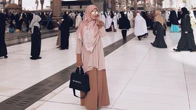 Citra Kirana yang akrab disapa Ciki ini memilih tampil dengan outfit yang simple dan berdominasi warna pink. (Liputan6.com/IG/@citraciki)