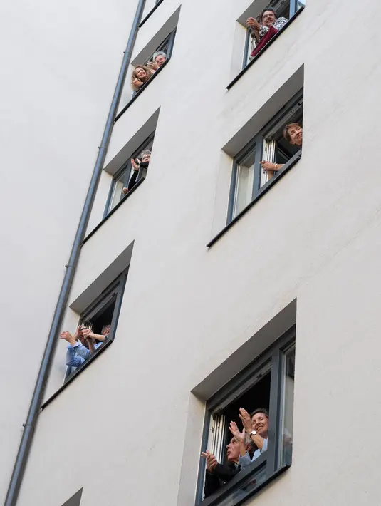 Para tamu Zeitgeist Hotel menikmati dari kamar mereka penampilan penyanyi Monika Medek dan Dagmar Dekanovsky serta orkestra Camerata Carnutum di Wina, Sabtu (30/5/2020). "Konser jendela" diadakan untuk merayakan pembukaan kembali hotel di Austria di tengah pandemi COVID-19. (JOE KLAMAR/AFP)