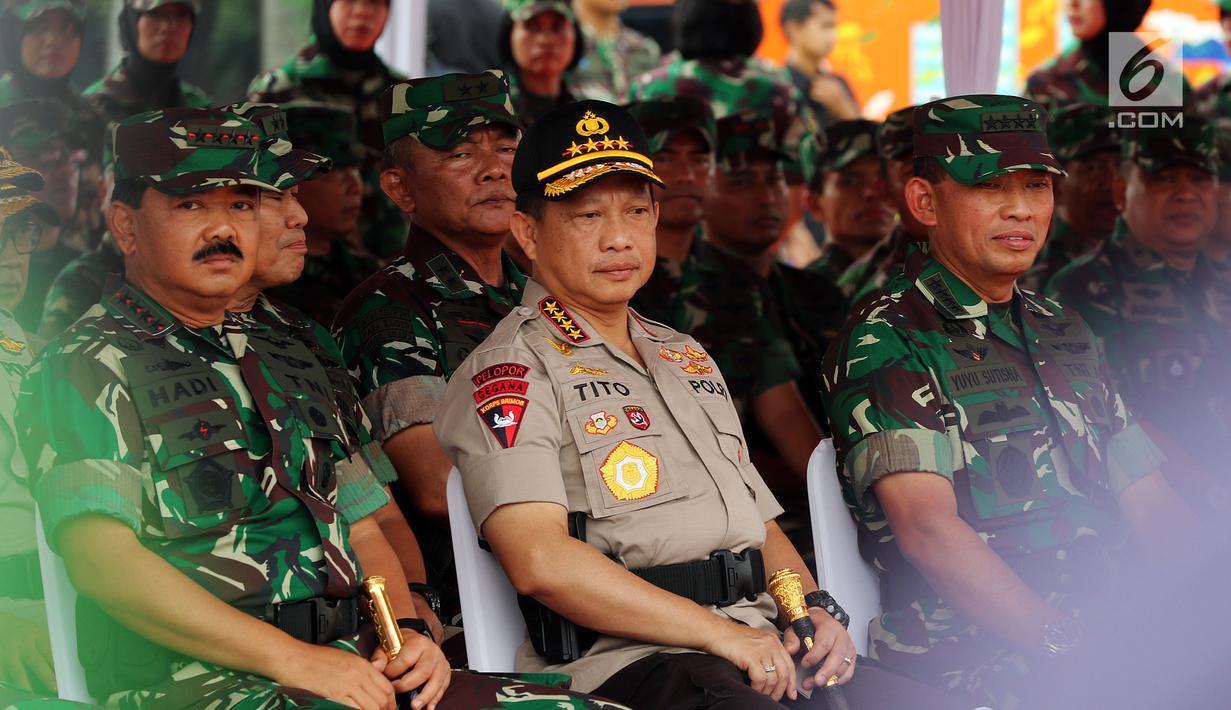 Panglima TNI Marsekal Hadi Tjahjanto dan Kapolri Jenderal Tito Karnavian saat menghadiri Apel Kesiapan Natal, Tahun Baru 2019 serta menjelang Pemilu legislasi dan Presiden 2019 di lapangan silang Monas, Jakarta, Jumat (30/11). (Liputan6.com/Johan Tallo)