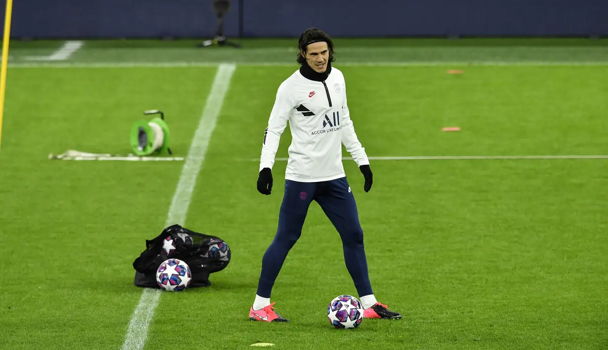 Penyerang PSG, Edinson Cavani saat mengikuti sesi latihan tim di stadion Signal Iduna Park di Dortmund, Jerman (17/2/2020). PSG akan bertanding melawan Borussia Dortmund pada leg pertama babak 16 Liga Champions. (AP Photo/Martin Meissner)