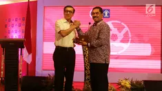 Menkumham Yasonna Laoly berjabat tangan dengan Kepala BNPT Suhardi Alius usai melakukan MoU di gedung Kemenkumham, Jakarta, Kamis (31/5). MoU ini untuk memperkuat kerjasama dalam hal penanggulangan tindak pidana teroris. (Liputan6.com/Herman Zakharia)