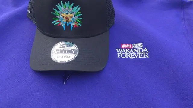 Topi dan hoodie untuk kru Black Panther: Wakanda Forever. (Sumber foto: Twitter @MarvelCrave)