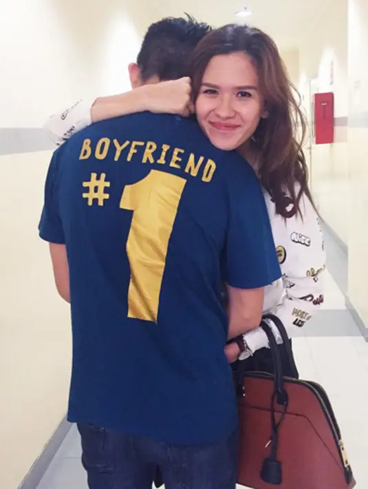 Terlihat Michelle Joan memeluk mesra Christ Laurent. Tak hanya itu senyum sumringah sangat terpancar dari paras cantik Michelle. (viainstagram@michelejoan_/Bintang.com)