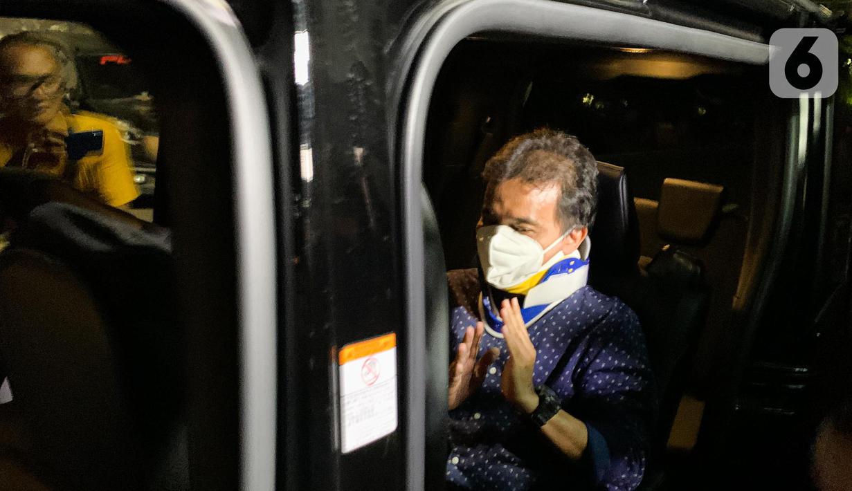 Roy Suryo usai menjalani pemeriksaan di Direskrimum Polda Metro Jaya, Jakarta, Kamis (28/7/2022). Roy Suryo telah menjalani pemeriksaan lanjutan sebagai tersangka kasus meme stupa Candi Borobudur. (Liputan6.com/Faizal Fanani)