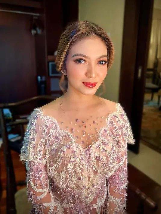 Potret terbaru Selvi Ananda dengan gaun berpayet tersebar di media sosial. [@arikcahyadewi]