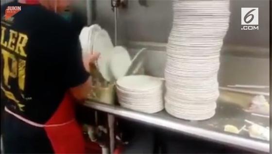 VIDEO: Cuci Tumpukan Piring dalam Waktu Singkat, Begini Caranya