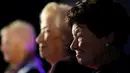 Ekspresi salah satu peserta, Rachel Weiner, 75 tahun saat mengikuti kontes kecantikan di Kota Haifa, Israel (30/10). Banyak di antara mereka adalah anak-anak, remaja, atau dewasa muda ketika peristiwa Holocaust menimpa. (Reuters/Amir Cohen)