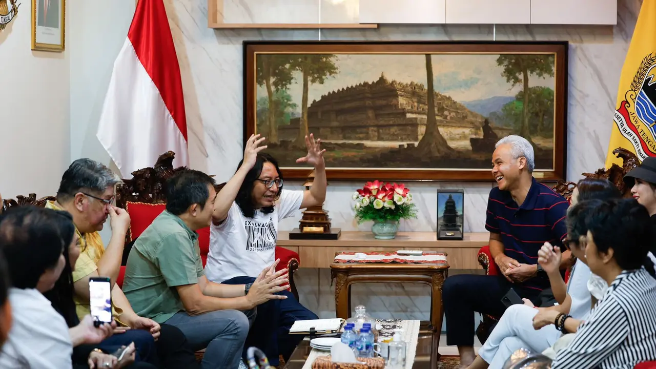 Bakal calon presiden (bacapres) 2024 PDI Perjuangan Ganjar Pranowo bertemu dengan relawan ExtravaGanjar yang terdiri dari aktor. , musisi, pegiat film, hingga konten kreator tersohor Tanah Air.