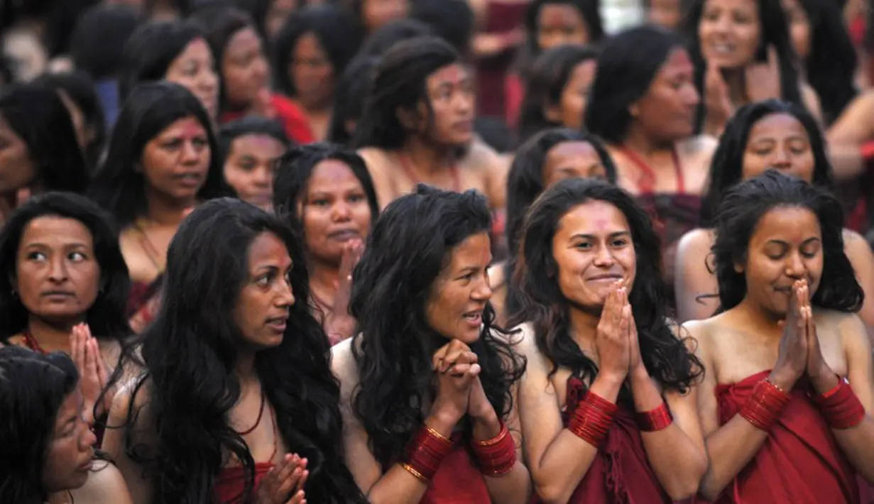Ratusan wanita Nepal mandi bersama di Sungai Bagmati saat Festival Swasthani, Kathmandu, Selasa (20/1/2015). (AFP Photo/Prakash Mathema)