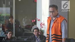Tersangka Irvanto Hendra Pambudi mengenakan rompi oranye seusai pemeriksaan di gedung KPK, Jakarta, Senin (2/4). Irvanto kembali menjalankan pemeriksaan lanjutan pengembangan kasus dugaan korupsi proyek pengadaan E-KTP. (Liputan6.com/Herman Zakharia)