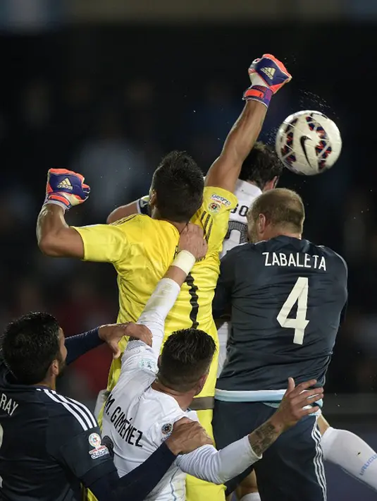 Kiper Argentina Sergio Romero memukul bola dengan tinjunya saat Copa America 2015 melawan Uruguay, di La Serena, Chile, pada 16 Juni 2015. (AFP Photo/Juan Mabromata)