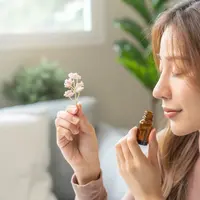 Ilustrasi perempuan dengan aroma parfum/copyrightshutterstock/Kmpzzz