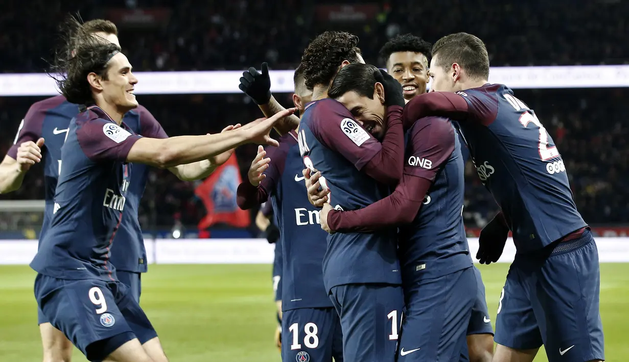Para pemain PSG merayakan gol Angel Di Maria saat melawan Dijon pada laga Ligue 1 di Parc des Princes stadium, Paris, (17/1/2018). PSG menang telak 8-0. (AP/Thibault Camus)