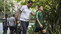 Pemain Timnas Indonesia, Riko Simanjuntak, bersama Kurnia Sandy usai latihan di Hotel Sultan, Jakarta (14/11). Latihan ini merupakan persiapan jelang laga Piala AFF 2018. (Bola.com/Vitalis Yogi Trisna)