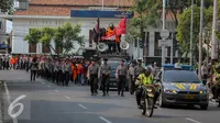 Mahasiswa Universitas Atma Jaya berjalan menuju Istana Merdeka, Jakarta, Jumat (25/9/2015). Mereka meminta pemerintah menuntaskan pelanggaran HAM 16 Tahun lalu dalam tragedi Semanggi II. (Liputan6.com/Faizal Fanani)