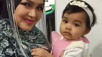 Sang putri, Siti Aafiyah Khalid, menemani Siti Nurhaliza konser di Jakarta, Indonesia. (dok. screenshot Instagram @ctdk/https://www.instagram.com/p/BuJzaaYByHH/Asnida Riani)