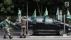 Petugas Satpol PP mencopot bendera partai politik di sepanjang pagar kawasan Pancoran, Jakarta. Selasa (18/7). Pencopotan dilakukan untuk menertibkan bendera partai politik liar yang memenuhi ruang publik di Ibukota. (Liputan6.com/Immanuel Antonius)