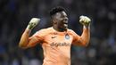 Kiper Inter Milan, Andre Onana, merayakan keberhasilan lolos ke perempat final setelah bermain imbang dengan FC Porto pada leg kedua babak 16 besar Liga Champions di Estadio Do Dragao, Rabu (15/03/2023). (AFP/Miguel Riopa)