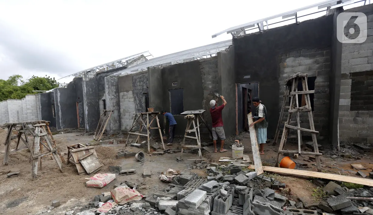 Pekerja menyelesaikan pembangunan rumah di kawasan perumahan subsidi, Rajeg, Tangerang, Banten, Kamis (11/2/2021). Adanya KPR BP2BT diharapkan masyarakat berpenghasilan rendah dapat memiliki hunian dengan bantuan hingga Rp 40 juta dari pemerintah. (Liputan6.com/Angga Yuniar)