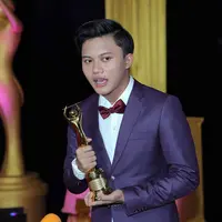 Penghargaan ini menjadi tambahan koleksi bagi Rizky. Sebelumnya, lewat lagunya Kesempurnaan Cinta, dinobatkan menjadi penyanyi yang bersinar dalam ajang Indonesian Choice Award 2016 pada Mei silam. (Deki Prayoga/Bintang.com)