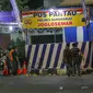 Petugas Inafis dan Polisi melakukan olah TKP di lokasi ledakan bom di Pos Polisi Pantau, Bundaran Kartasura, Sukoharjo Selasa (4/6/2019). Bom bunuh diri terjadi pada Senin pukul 22.20 WIB yang mengakibatkan pelaku aksi teror kritis dan tujuh polisi selamat. (Liputan6.com/Fajar Abrori)