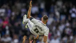 Real Madrid's Karim Benzema is thrown in the air by teammates after their Spanish La Liga soccer match against Athletic Bilbao at the Santiago Bernabeu stadium in Madrid, Sunday, June 4, 2023. (AP Photo/Bernat Armangue)