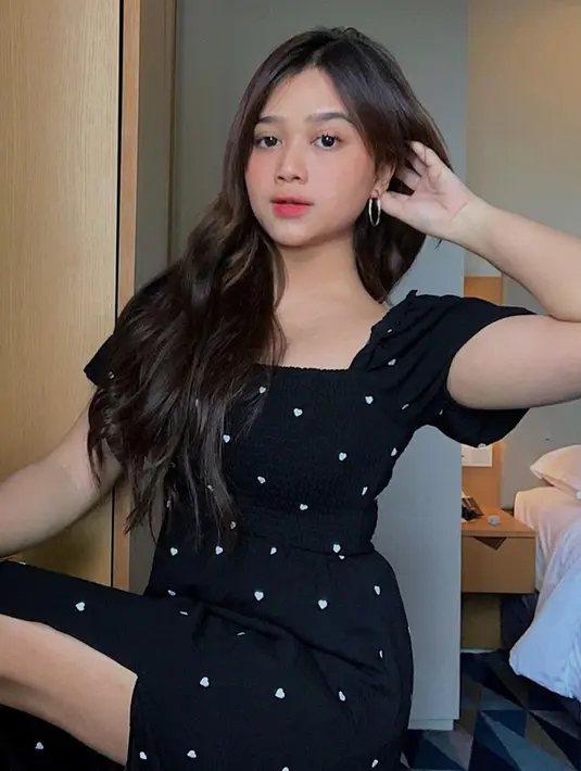 Terlepas dari itu, pemilik nama lengkap Maria Brisia Jodie Maurinne ini kerap tampil dengan makeup natural di kesehariannya. Bahkan paras cantiknya tak jauh berbeda dengan saat tidak mengenakan makeup sama sekali. (Liputan6.com/IG/@brisiajodie96)
