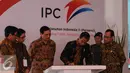Presiden Jokowi menandatangani prasasti usai diresmikan Terminal Petikemas Kalibaru, Pelabuhan Utama Tanjung Priok atau New Priok Container Terminal (NPCT) 1 di Jakarta, Selasa (13/9). (Liputan6.com/Faizal Fanani)