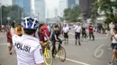 Petugas kepolisian bersepatu roda terlihat mengamankan pelaksanaan Car Free Day, di Bundaran HI, Jakarta, Minggu (3/5/2015). Patroli polisi ini dilakukan untuk menjaga ketertiban serta keamanan bagi warga yang berolahraga. (Liputan6.com/Faizal Fanani)