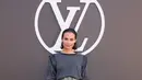 Alicia Vikander pilih padukan atasan abu-abu dengan panties berlapis rok panjang menerawang. Tampil dengan rambut sleek, Alicia jinjing shoulder bag abu-abu [Louis Vuitton]
