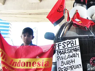 Citizen6, Makassar: Aksi kali ini para buruh menyerukan agar menjadikan tanggal gugurnya Marsinah, yakni 8 mei, sebagai hari perjuangan buruh perempuan Indonesia dan memperjuangkan Marsinah sebagai pahlawan buruh perempuan Indonesia.(Pengirim:Rahmad Didi)