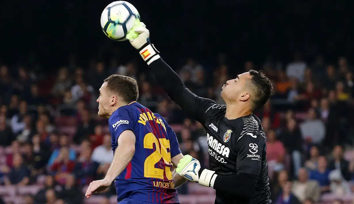 Aksi kiper Villarreal, Sergio menghalau bola dari kejaran pemain Barcelona, Thomas Vermaelen pada laga La Liga Santander di Camp Nou stadium, Barcelona, (9/5/2018). Barcelona menang telak 5-1. (AFP/Pau Barrena)