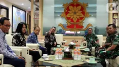 Jajaran SCM Grup saat melakukan Audiensi dengan Panglima Komando Cadangan Strategis Angkatan Darat (Kostrad) Letnan Jenderal TNI Besar Harto Karyawan di Mako Kostrad, Gambir, Jakarta, Selasa (29/10/2019). Audiensi tersebut membahas kerja sama antara SCM dan Kostrad. (Liputan6.com/Johan Tallo)