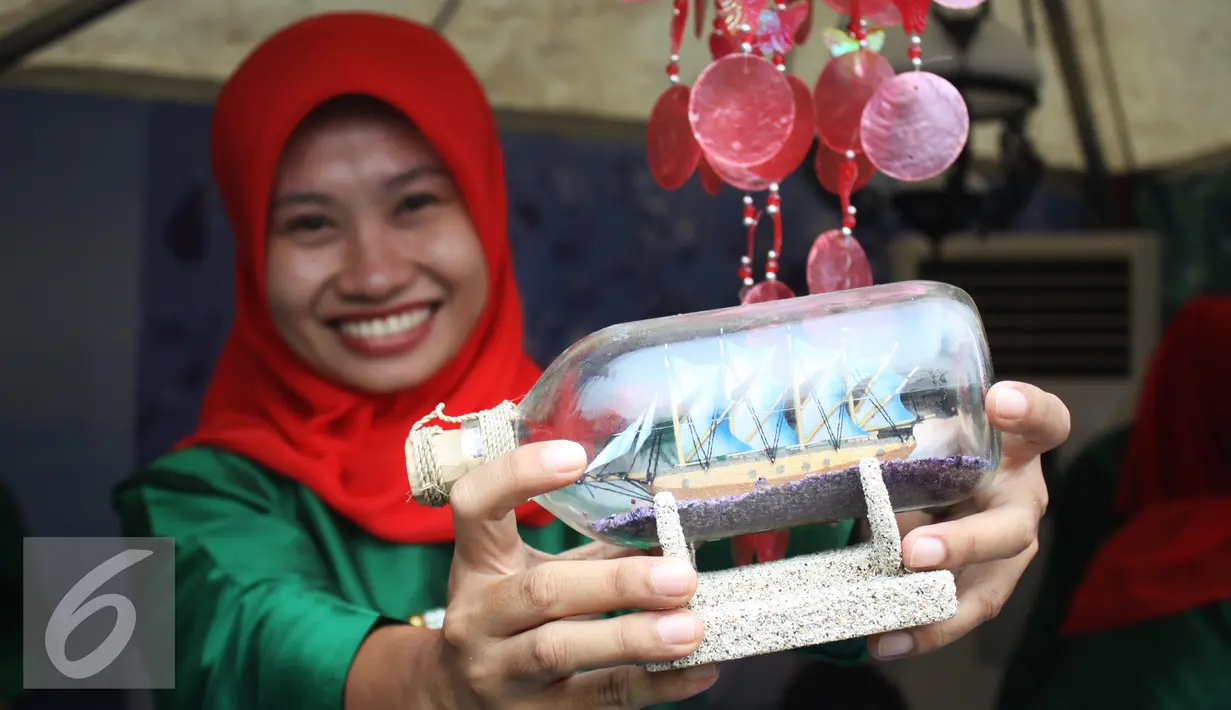 Seorang penjaga stan memperlihatkan barang dagangannya di acara palang pintu Lebaran Betawi di Lapangan Banteng, Jakarta (22/08/15). Acara ini akan berlangsung pada tanggal 22-23 Agustus. (Liputan6.com/Gempur M Surya)