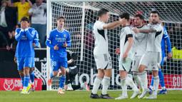 Gol-gol Albacete dicetak oleh Javi Villar (42') dan brace Jefte Betancor (82', 90+4'). Sementara Madrid sempat membalas melalui Franco Mastantuono (45+3') dan Gonzalo Garcia (90+1'). (AP Photo/Jose Breton)