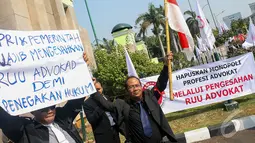 Dalam aksinya para pengacara menuntut DPR-RI untuk segera mengesahkan RUU Advokat dikarenakan RUU Advokat akan menciptakan pengacara yang profesional dan bermartabat, Jakarta, Rabu (24/9/2014) (Liputan6.com/Faizal Fanani)