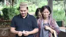 Kesedihan Indra Bekti saat pemakaman anak ketiganya, Kenward Athar Indrabekti, di TPU Kamboja, Radio Dalam, Jakarta, Rabu (1/2). Istri Bekti, Aldilla Jelita, melahirkan saat usia kandungannya baru mencapai lima bulan. (Liputan6.com/Herman Zakharia)