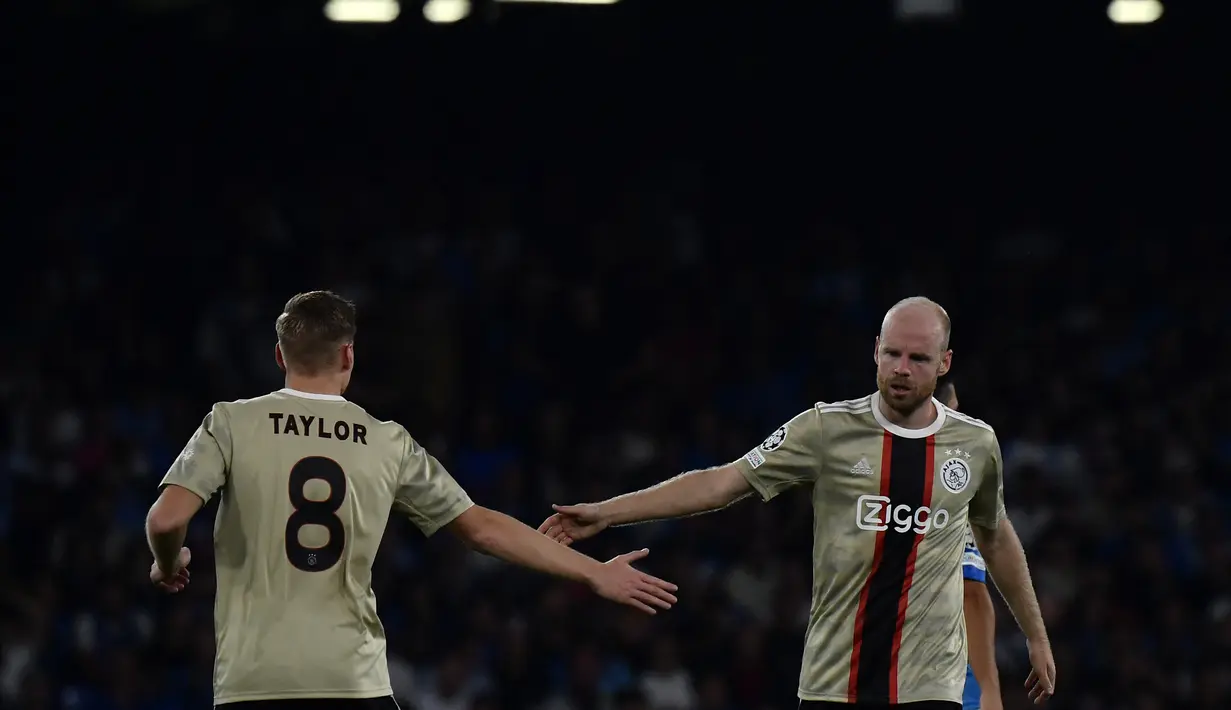 Gelandang Ajax, Davy Klaassen (kanan) berselebrasi dengan Kenneth Taylor setelah mencetak gol ke gawang Napoli selama pertandingan lanjutan grup A Liga Champions di stadion Diego Armando Maradona di Naples, Italia, Rabu, 12 Oktober 2022. Napoli menang telak atas Ajax 4-2. (AFP/Filippo Monteforte)