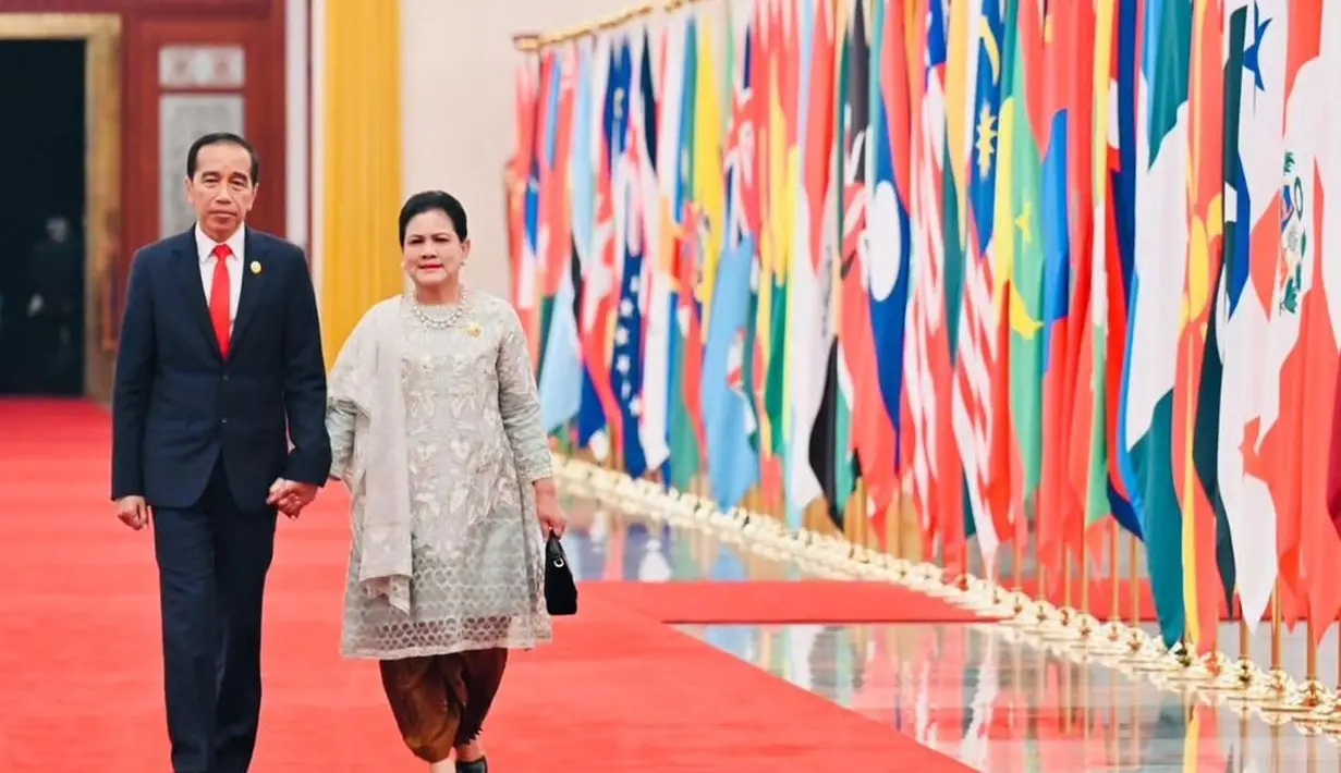 Lagi, pemandangan manis Presiden Jokowi bergandengan tangan dengan Ibu Negara. Iriana Jokowi tampil menawan dalam balutan atasan bernuansa kehijauan pastel yang lembut dengan padu padan kain batik sebagai rok. [Foto: Instagram/jokowi]
