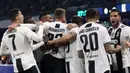 Para pemain Juventus merayakan gol yang dicetak oleh Miralem Pjanic ke gawang Napoli pada laga Serie A di Stadion San Paolo, Minggu (3/3). Juventus menang 2-1 atas Napoli. (AP/Cesare Abbate)