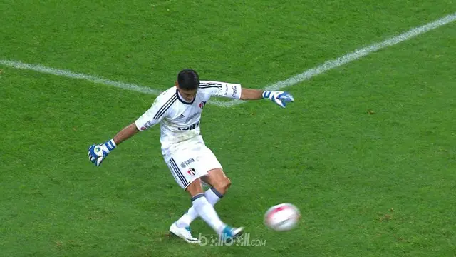 Mantan kiper Getafe, Oscar Utari mengalami cedera mengerikan saat menendang bola. This video is presented by Ballball.