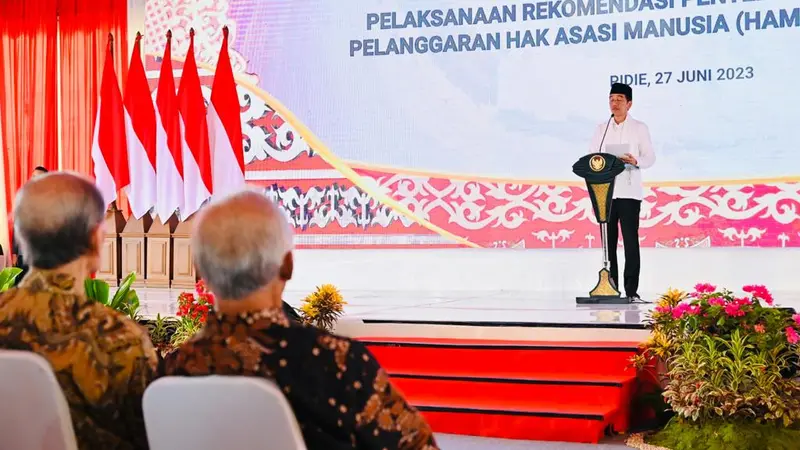 Presiden Jokowi saat Peluncuran Pelaksanaan Rekomendasi Non-Yudisial Pelanggaran HAM Berat, di Pidie, Aceh, Selasa (27/6/2023). (Foto: Muhammad Genantan Saputra/Merdeka.com)